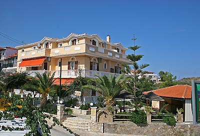 Plaka Beach Resort - apartments-studios